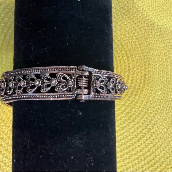 Striking bypass bracelet with Ruby colored And clear stones Excellent condition - Picture 4 of 5